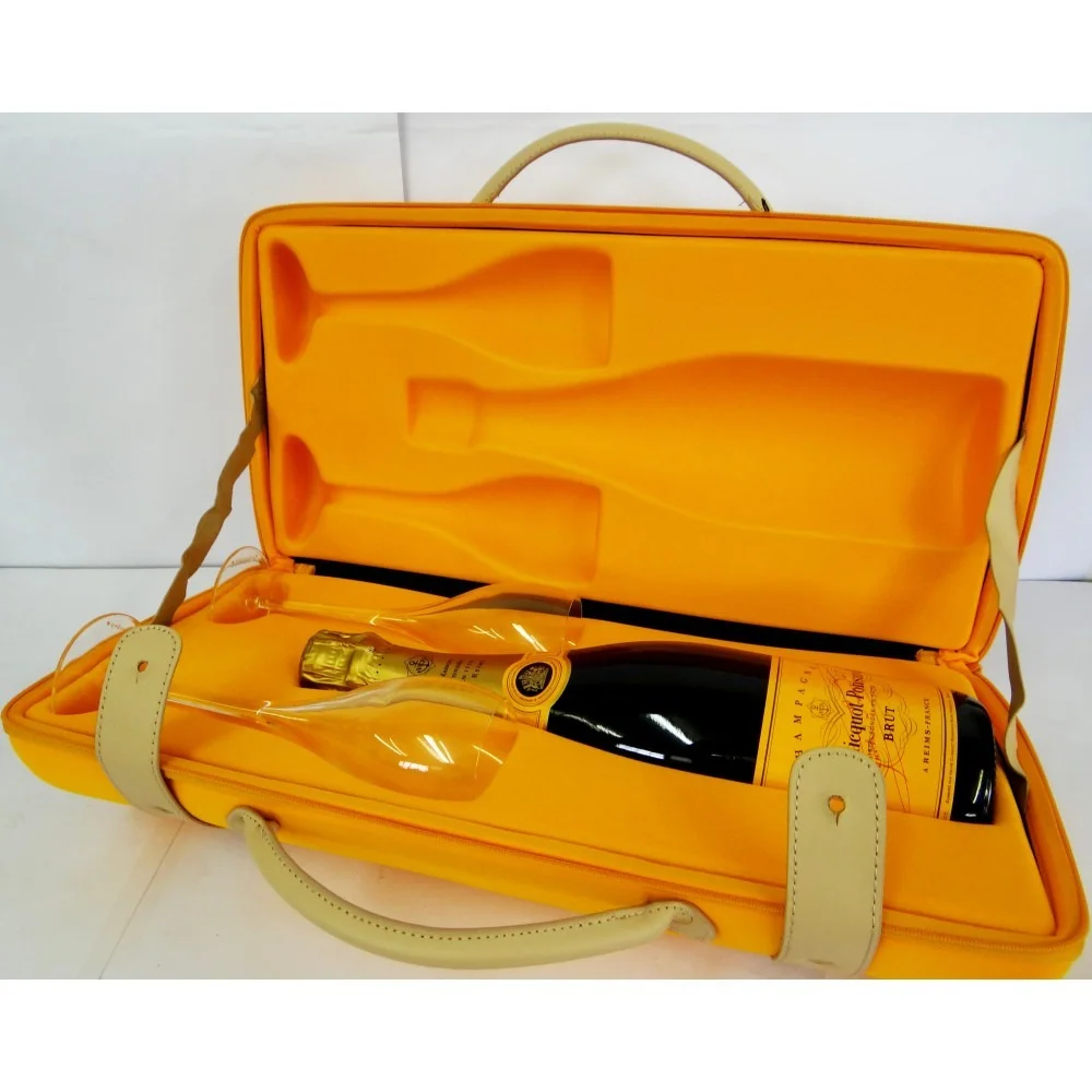 Champagne Veuve Clicquot Traveller Brut (750ml) + 2 Taças