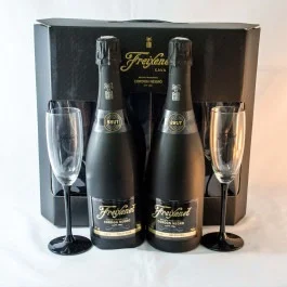 KIT ESPUMANTE CAVA FREIXENET CORDON NEGRO COM 2 TAÇAS (UN)